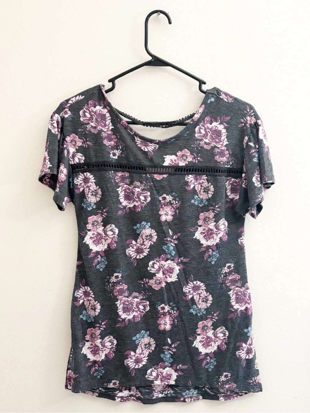 5/$15 🩷 MUST BUNDLE Maurices Floral Lace-Trim Short Sleeve Top - Gray & Pink